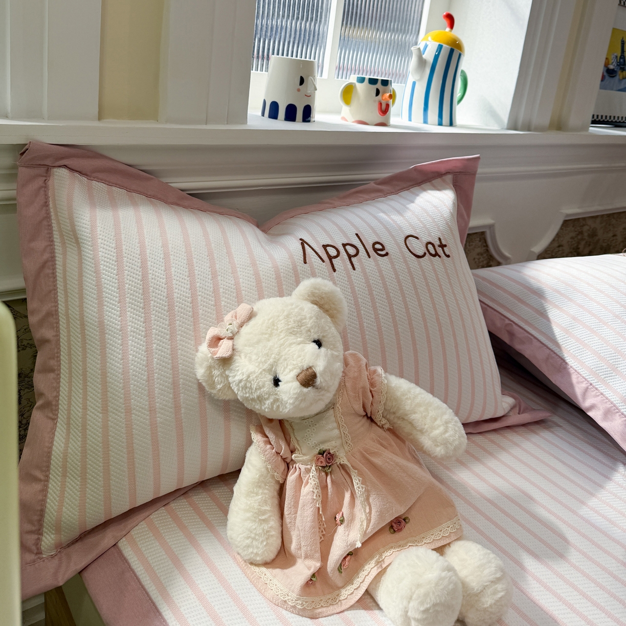 91家纺网 家纺一手货源 找家纺 雅居纺家纺 2026春夏新款PE凉感提花绣花凉席席子 平席-粉条苹果猫咪