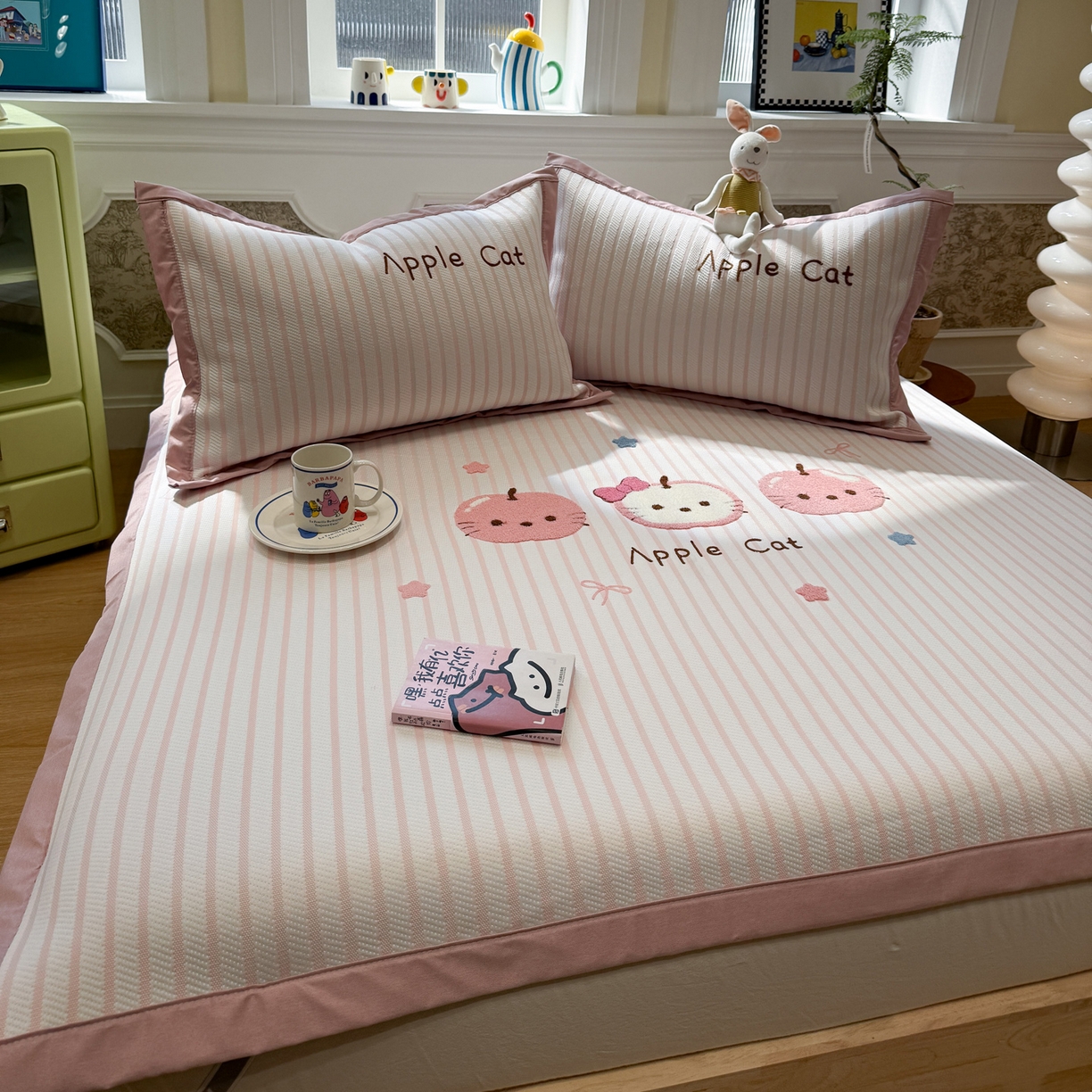 91家纺网 家纺一手货源 找家纺 雅居纺家纺 2026春夏新款PE凉感提花绣花凉席席子 平席-粉条苹果猫咪