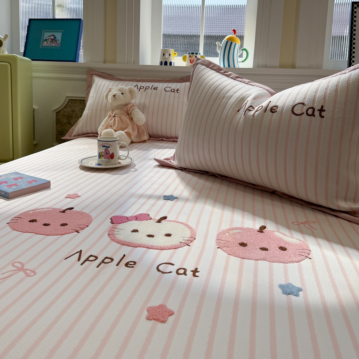 91家纺网 家纺一手货源 找家纺 雅居纺家纺 2026春夏新款PE凉感提花绣花凉席席子 平席-粉条苹果猫咪