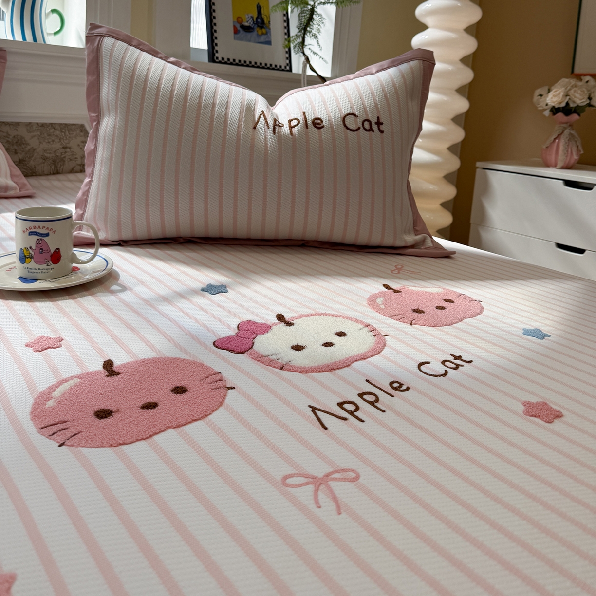 91家纺网 家纺一手货源 找家纺 雅居纺家纺 2026春夏新款PE凉感提花绣花凉席席子 平席-粉条苹果猫咪