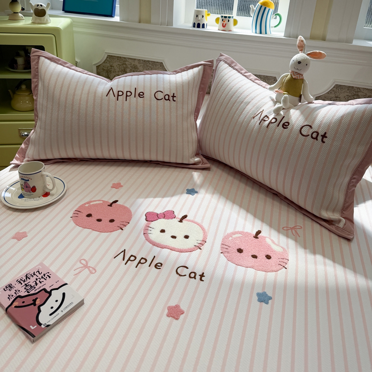 91家纺网 家纺一手货源 找家纺 雅居纺家纺 2026春夏新款PE凉感提花绣花凉席席子 平席-粉条苹果猫咪