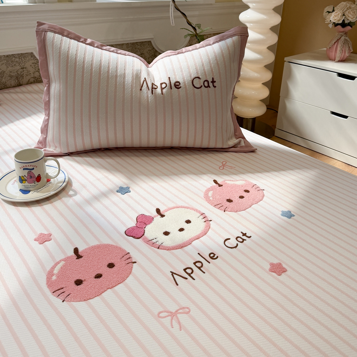 91家纺网 家纺一手货源 找家纺 雅居纺家纺 2026春夏新款PE凉感提花绣花凉席席子 平席-粉条苹果猫咪