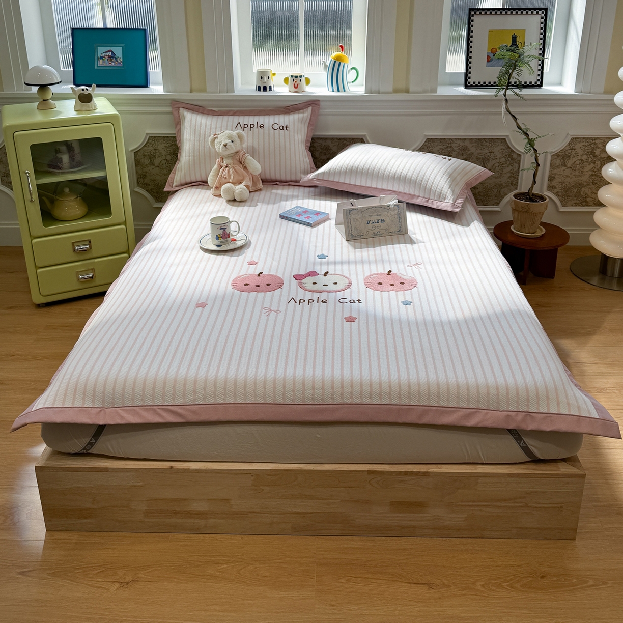 91家纺网 家纺一手货源 找家纺 雅居纺家纺 2026春夏新款PE凉感提花绣花凉席席子 平席-粉条苹果猫咪