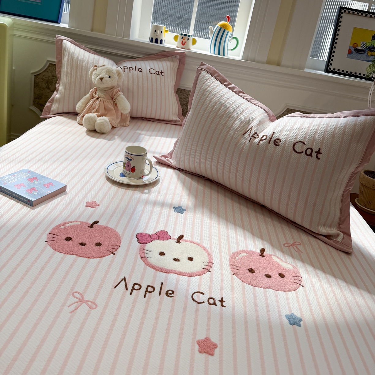 91家纺网 家纺一手货源 找家纺 雅居纺家纺 2026春夏新款PE凉感提花绣花凉席席子 平席-粉条苹果猫咪