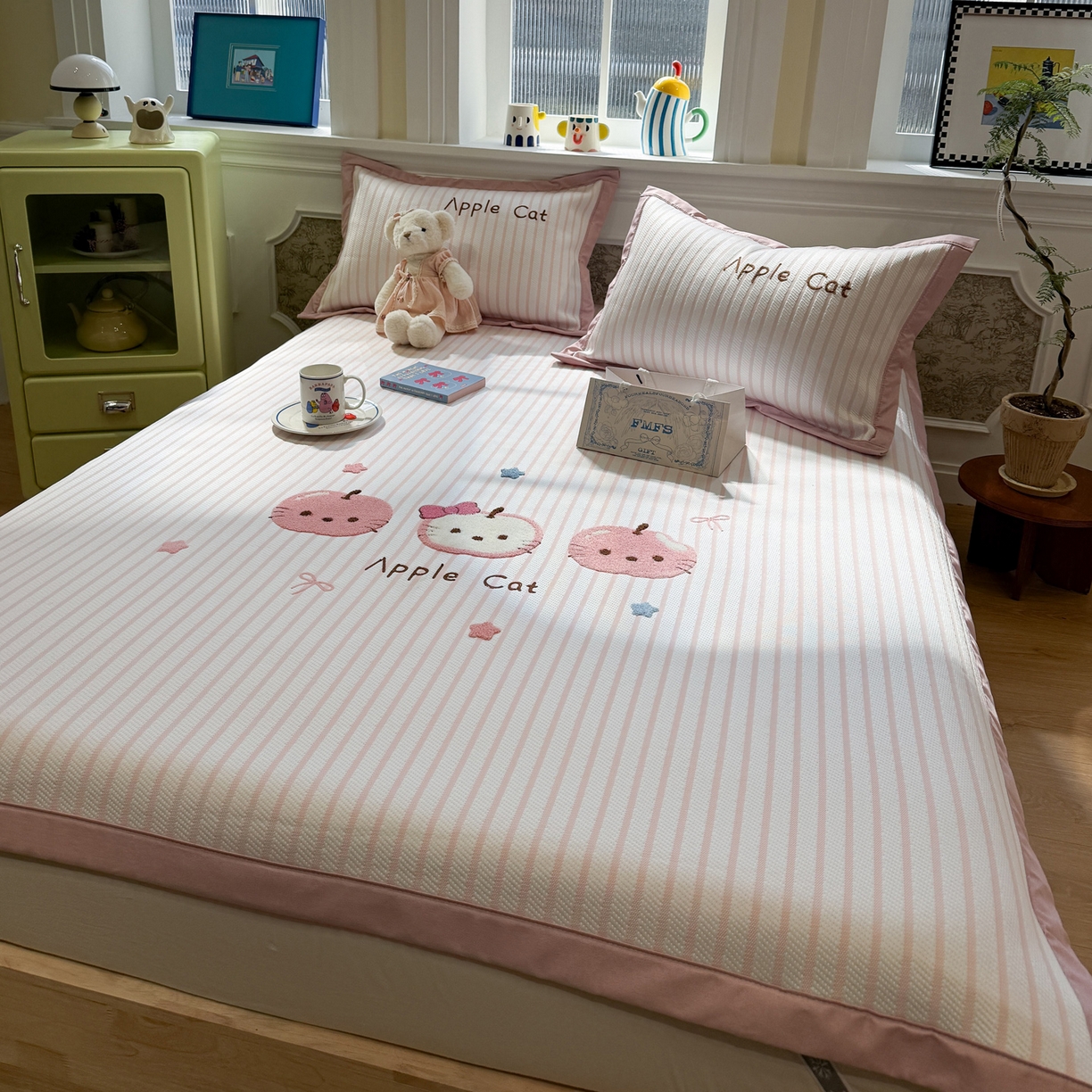 雅居纺家纺 2026春夏新款PE凉感提花绣花凉席席子 平席-粉条苹果猫咪