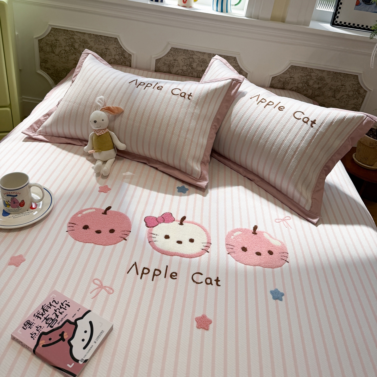 91家纺网 家纺一手货源 找家纺 雅居纺家纺 2026春夏新款PE凉感提花绣花凉席席子 平席-粉条苹果猫咪