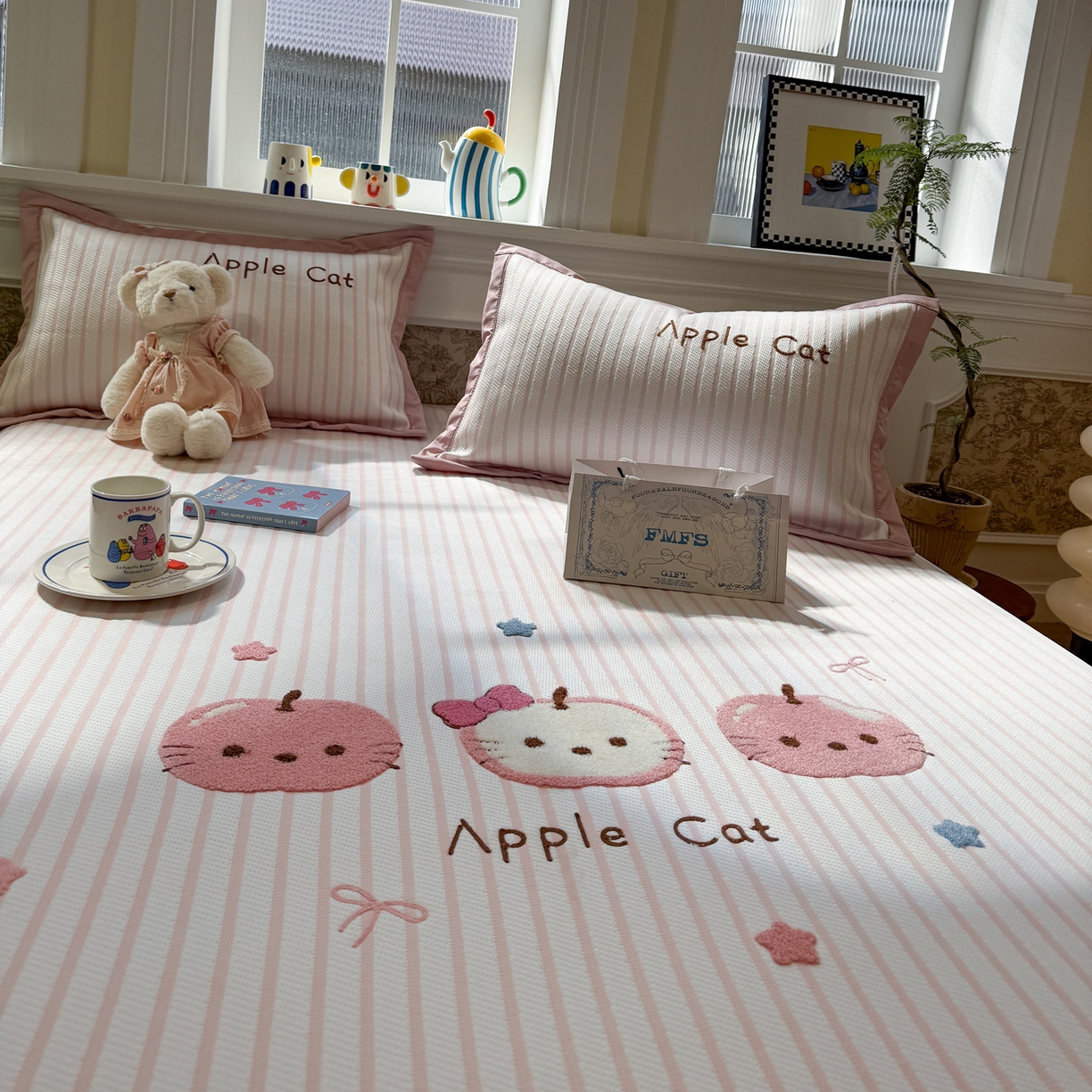 91家纺网 家纺一手货源 找家纺 雅居纺家纺 2026春夏新款PE凉感提花绣花凉席席子 平席-粉条苹果猫咪