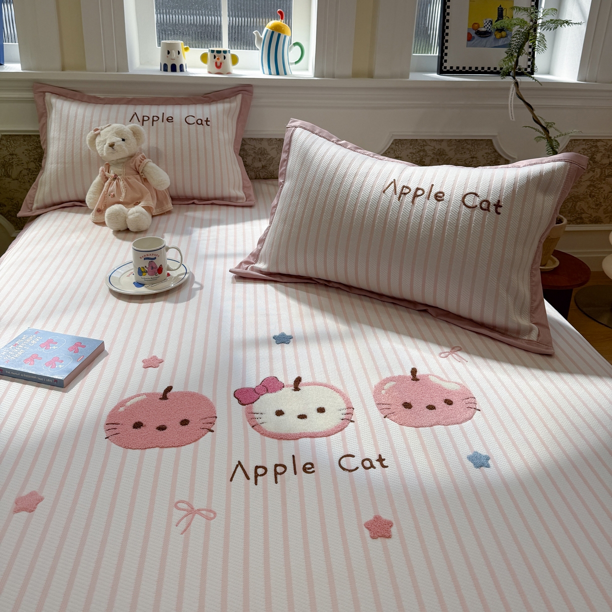 91家纺网 家纺一手货源 找家纺 雅居纺家纺 2026春夏新款PE凉感提花绣花凉席席子 平席-粉条苹果猫咪