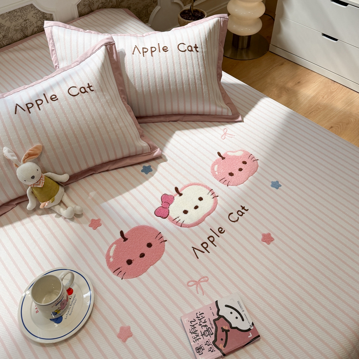 91家纺网 家纺一手货源 找家纺 雅居纺家纺 2026春夏新款PE凉感提花绣花凉席席子 平席-粉条苹果猫咪