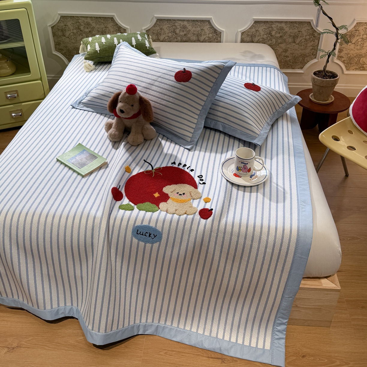 91家纺网 家纺一手货源 找家纺 雅居纺家纺 2026春夏新款PE凉感提花绣花凉席席子 平席-蓝条狗狗