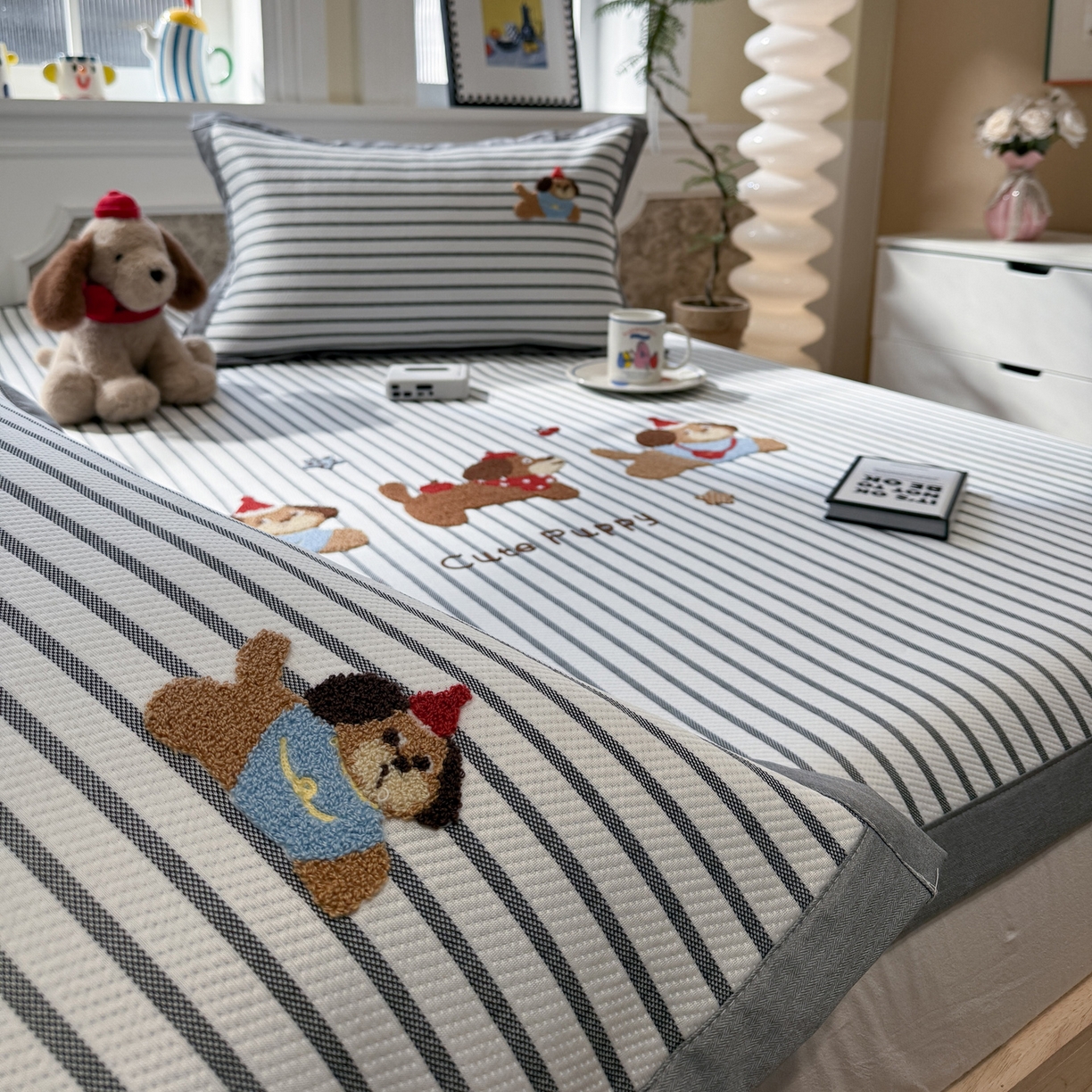 91家纺网 家纺一手货源 找家纺 雅居纺家纺 2026春夏新款PE凉感提花绣花凉席席子 平席-灰条开心狗