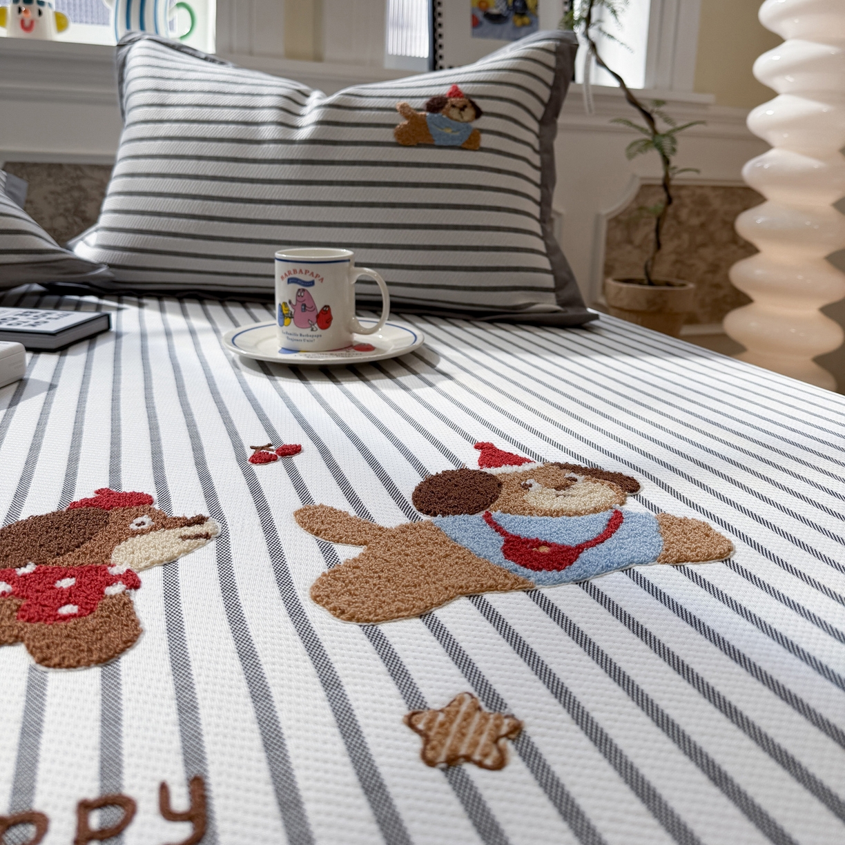 91家纺网 家纺一手货源 找家纺 雅居纺家纺 2026春夏新款PE凉感提花绣花凉席席子 平席-灰条开心狗