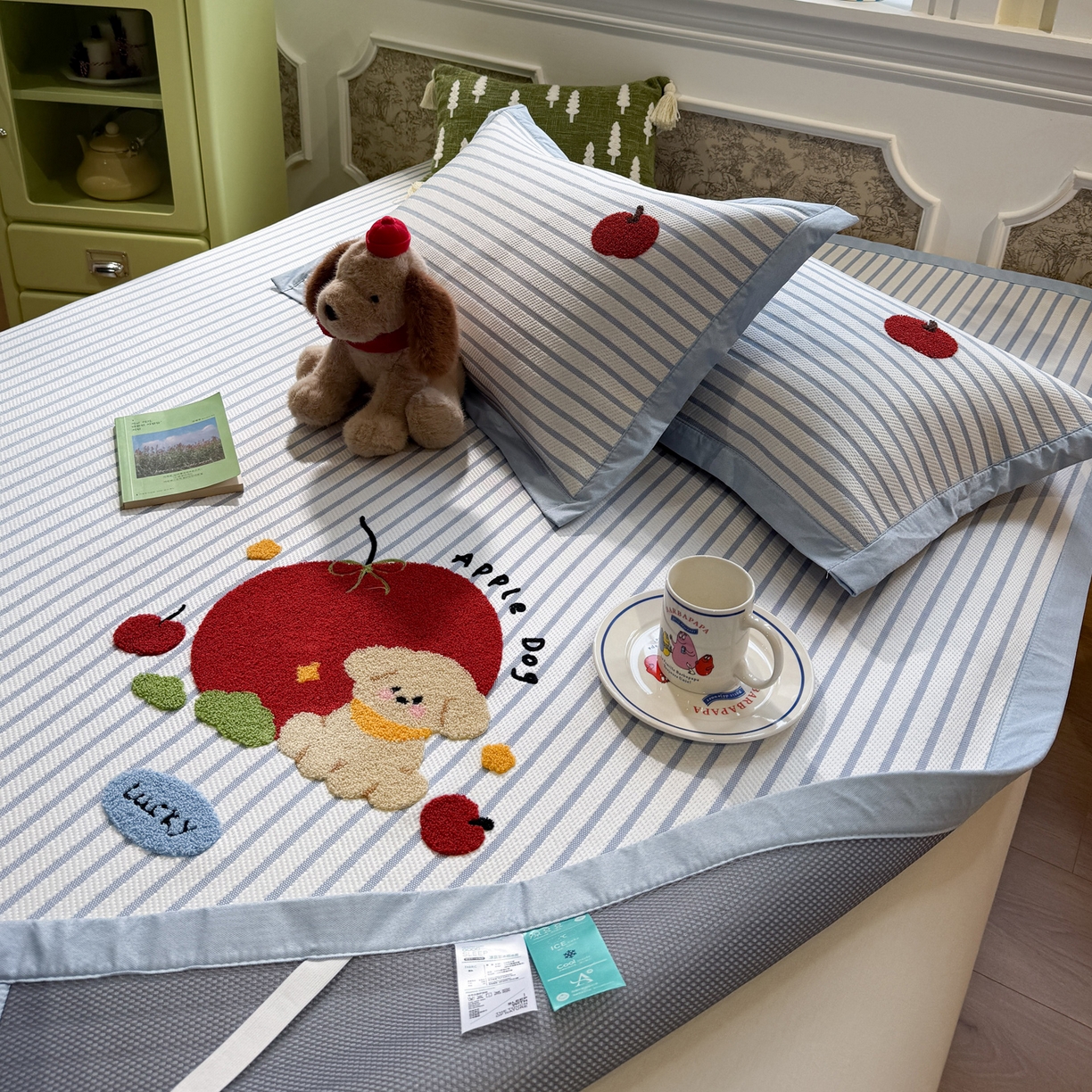 91家纺网 家纺一手货源 找家纺 雅居纺家纺 2026春夏新款PE凉感提花绣花凉席席子 平席-蓝条狗狗