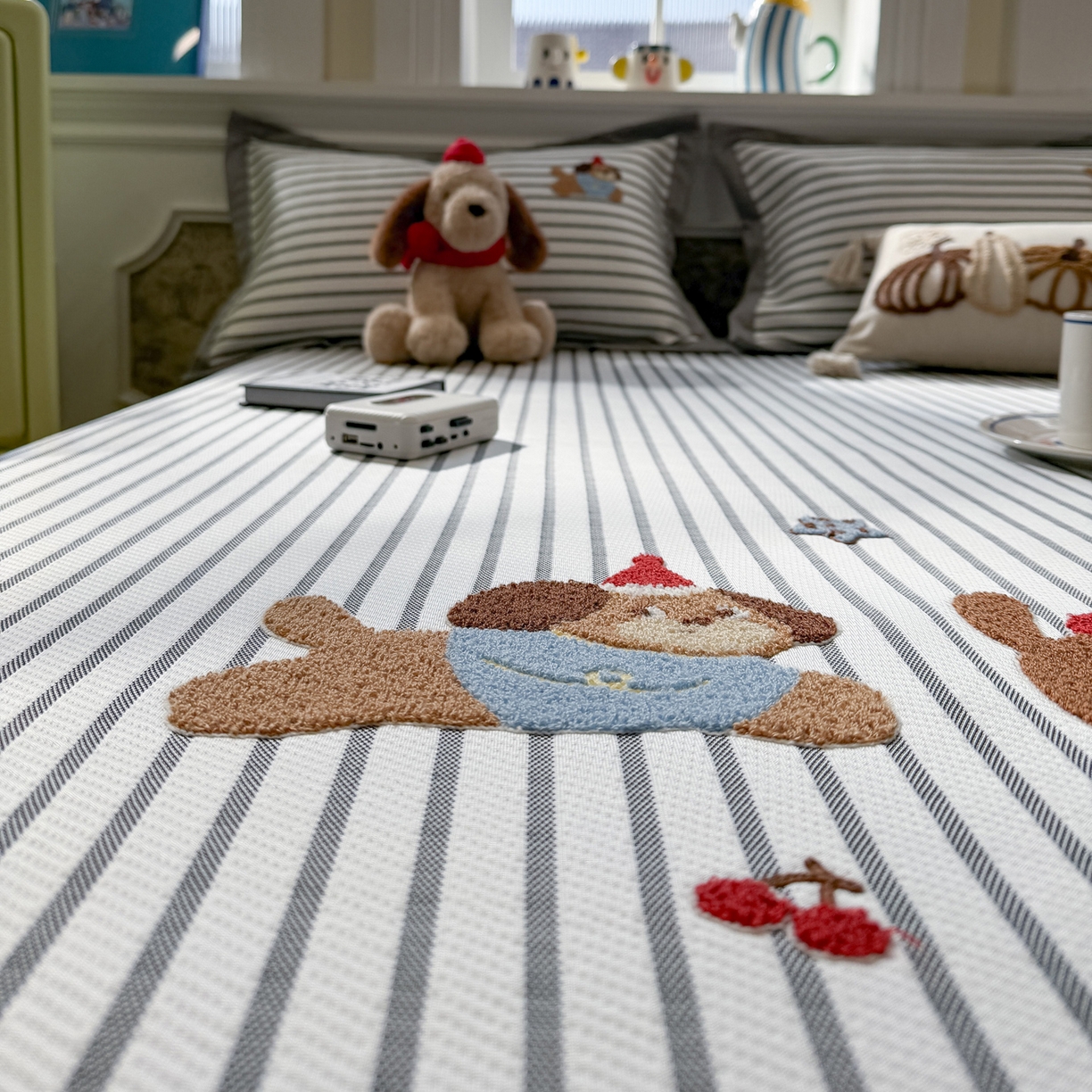 91家纺网 家纺一手货源 找家纺 雅居纺家纺 2026春夏新款PE凉感提花绣花凉席席子 平席-灰条开心狗