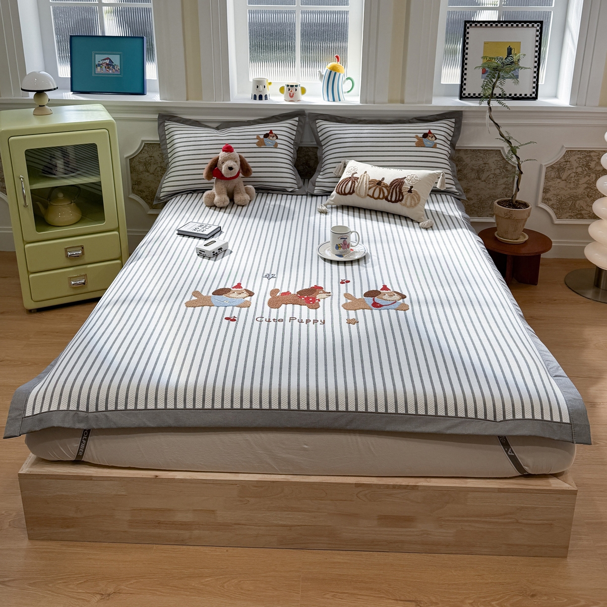 91家纺网 家纺一手货源 找家纺 雅居纺家纺 2026春夏新款PE凉感提花绣花凉席席子 平席-灰条开心狗