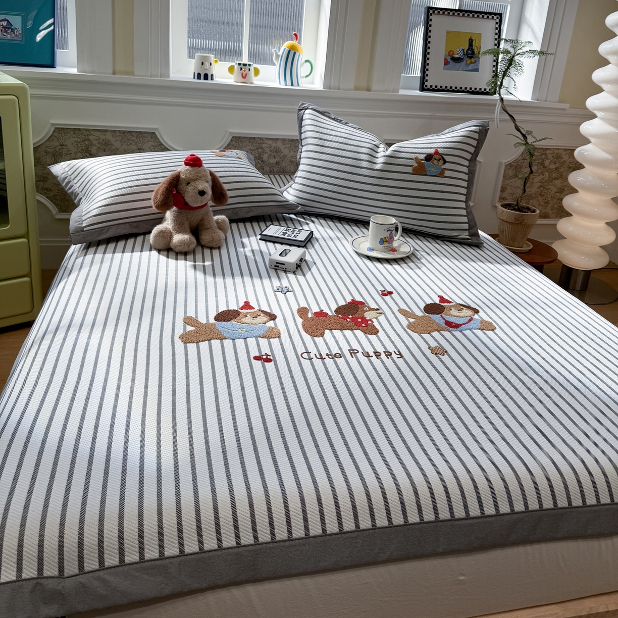 91家纺网 家纺一手货源 找家纺 雅居纺家纺 2026春夏新款PE凉感提花绣花凉席席子 平席-灰条开心狗