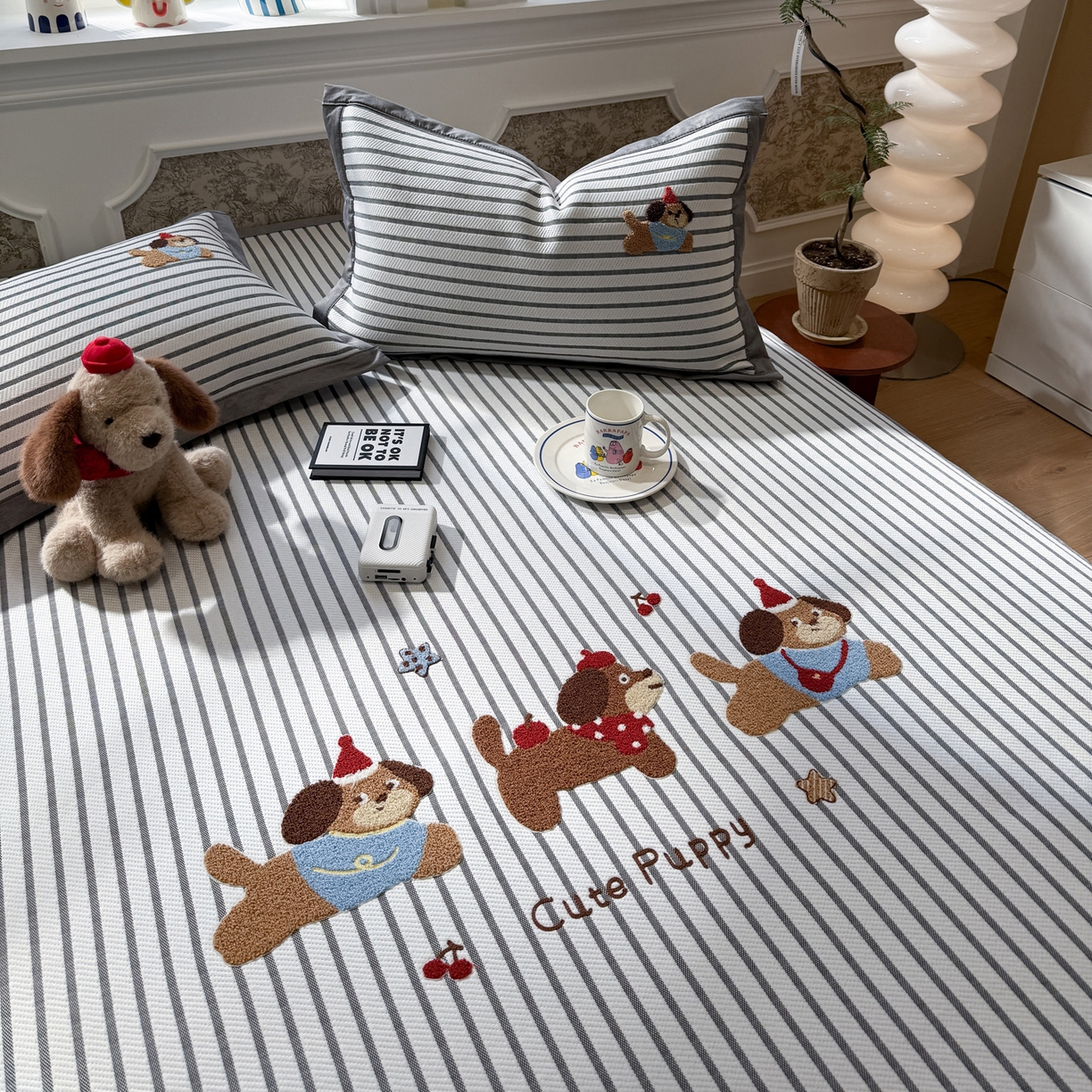 91家纺网 家纺一手货源 找家纺 雅居纺家纺 2026春夏新款PE凉感提花绣花凉席席子 平席-灰条开心狗