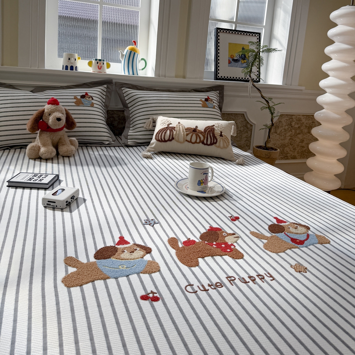 91家纺网 家纺一手货源 找家纺 雅居纺家纺 2026春夏新款PE凉感提花绣花凉席席子 平席-灰条开心狗