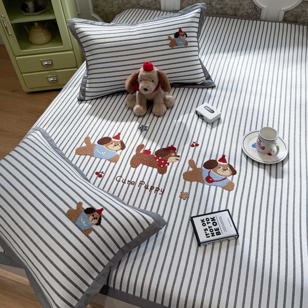 91家纺网 家纺一手货源 找家纺 雅居纺家纺 2026春夏新款PE凉感提花绣花凉席席子 平席-灰条开心狗