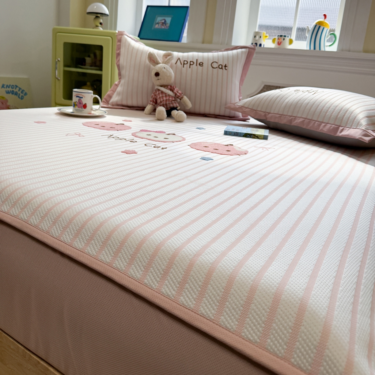 91家纺网 家纺一手货源 找家纺 雅居纺家纺 2026春夏新款PE凉感提花绣花凉席席子 床笠款-粉条苹果猫咪