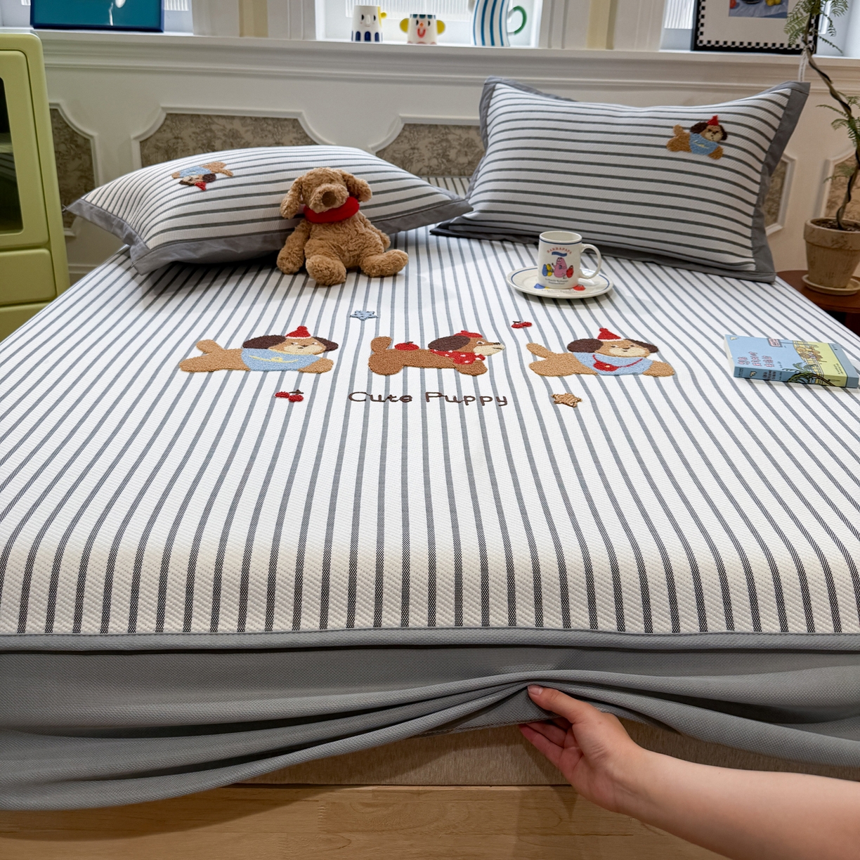 91家纺网 家纺一手货源 找家纺 雅居纺家纺 2026春夏新款PE凉感提花绣花凉席席子 床笠款-灰条开心狗