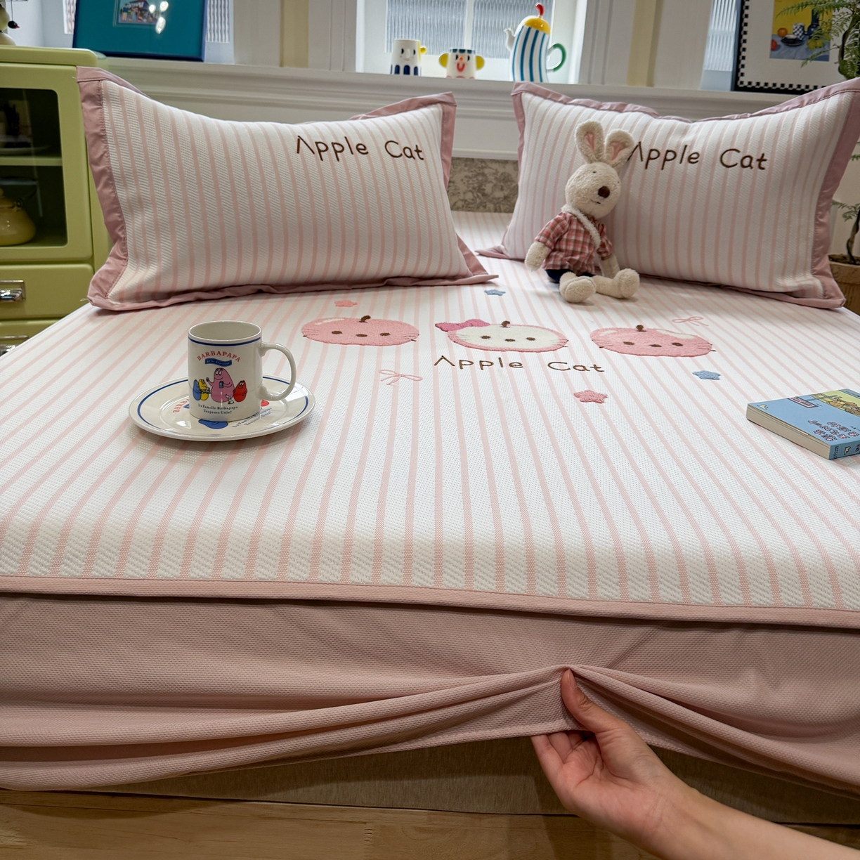 91家纺网 家纺一手货源 找家纺 雅居纺家纺 2026春夏新款PE凉感提花绣花凉席席子 床笠款-粉条苹果猫咪