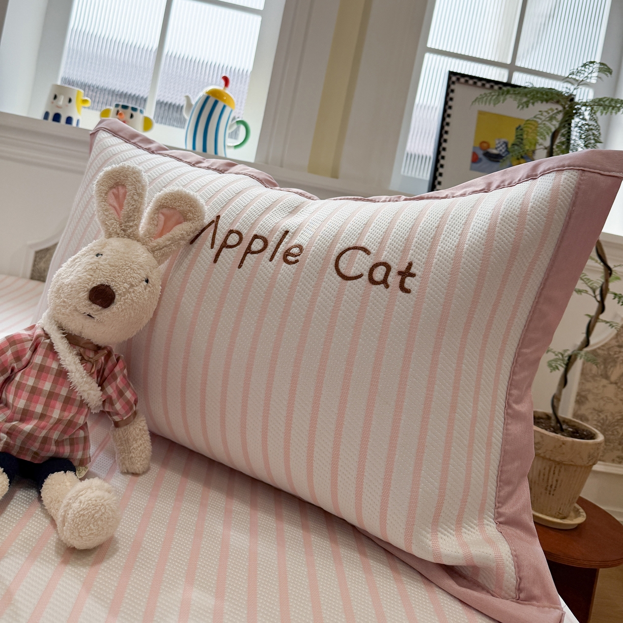 91家纺网 家纺一手货源 找家纺 雅居纺家纺 2026春夏新款PE凉感提花绣花凉席席子 床笠款-粉条苹果猫咪