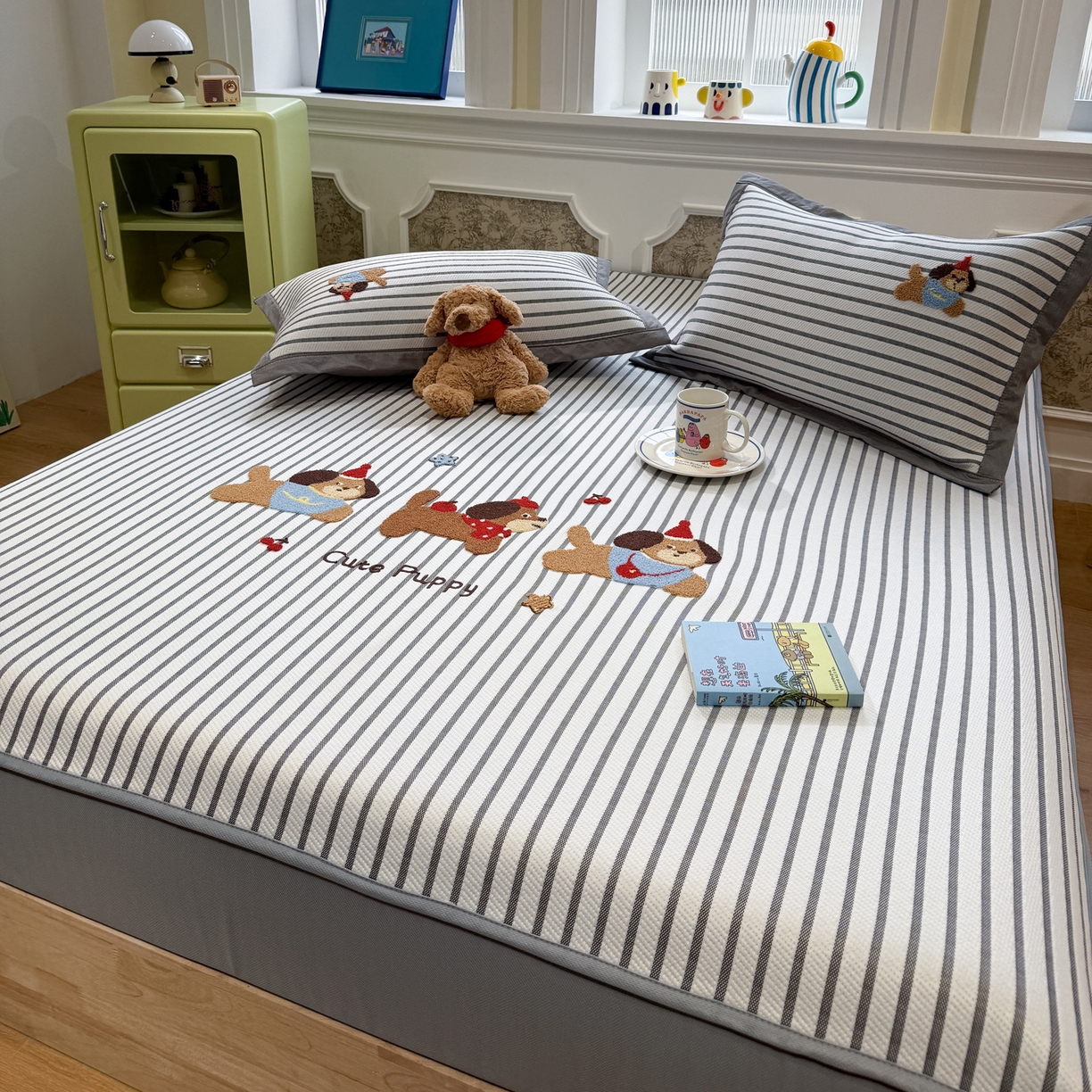 91家纺网 家纺一手货源 找家纺 雅居纺家纺 2026春夏新款PE凉感提花绣花凉席席子 床笠款-灰条开心狗