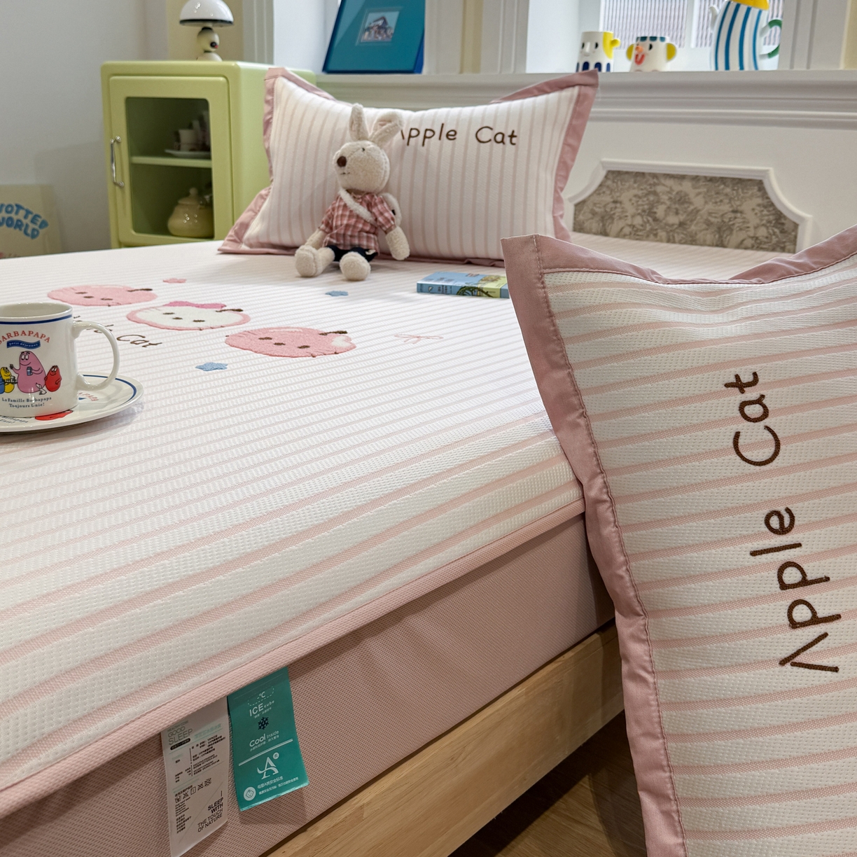 91家纺网 家纺一手货源 找家纺 雅居纺家纺 2026春夏新款PE凉感提花绣花凉席席子 床笠款-粉条苹果猫咪