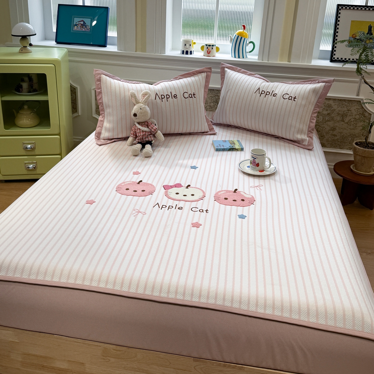 91家纺网 家纺一手货源 找家纺 雅居纺家纺 2026春夏新款PE凉感提花绣花凉席席子 床笠款-粉条苹果猫咪