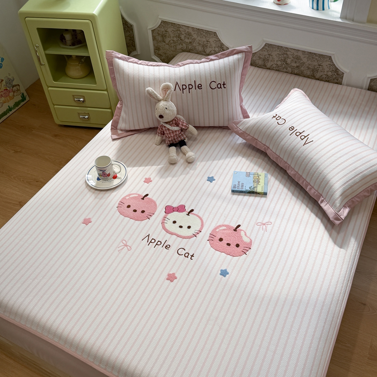 91家纺网 家纺一手货源 找家纺 雅居纺家纺 2026春夏新款PE凉感提花绣花凉席席子 床笠款-粉条苹果猫咪