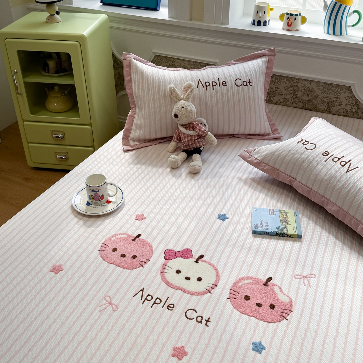 91家纺网 家纺一手货源 找家纺 雅居纺家纺 2026春夏新款PE凉感提花绣花凉席席子 床笠款-粉条苹果猫咪