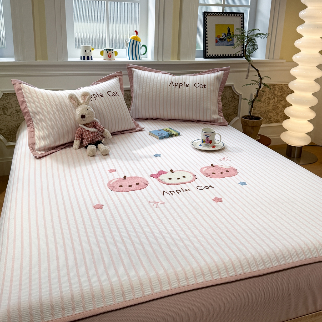 91家纺网 家纺一手货源 找家纺 雅居纺家纺 2026春夏新款PE凉感提花绣花凉席席子 床笠款-粉条苹果猫咪