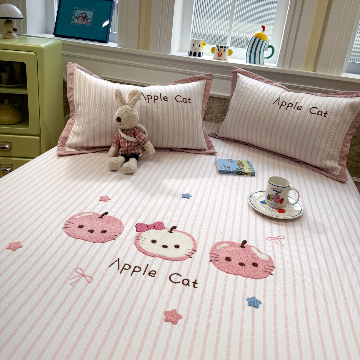 91家纺网 家纺一手货源 找家纺 雅居纺家纺 2026春夏新款PE凉感提花绣花凉席席子 床笠款-粉条苹果猫咪