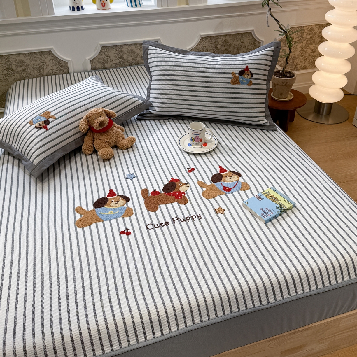 91家纺网 家纺一手货源 找家纺 雅居纺家纺 2026春夏新款PE凉感提花绣花凉席席子 床笠款-灰条开心狗