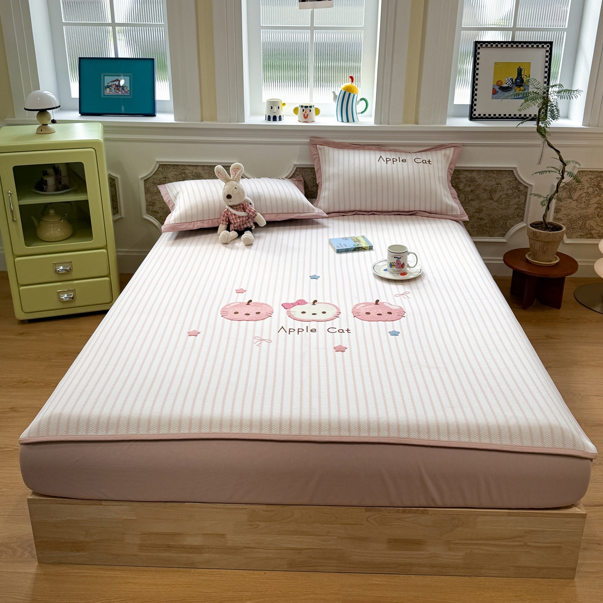 91家纺网 家纺一手货源 找家纺 雅居纺家纺 2026春夏新款PE凉感提花绣花凉席席子 床笠款-粉条苹果猫咪