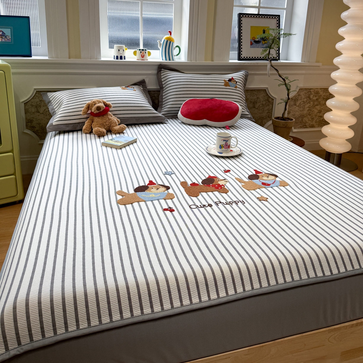 91家纺网 家纺一手货源 找家纺 雅居纺家纺 2026春夏新款PE凉感提花绣花凉席席子 床笠款-灰条开心狗