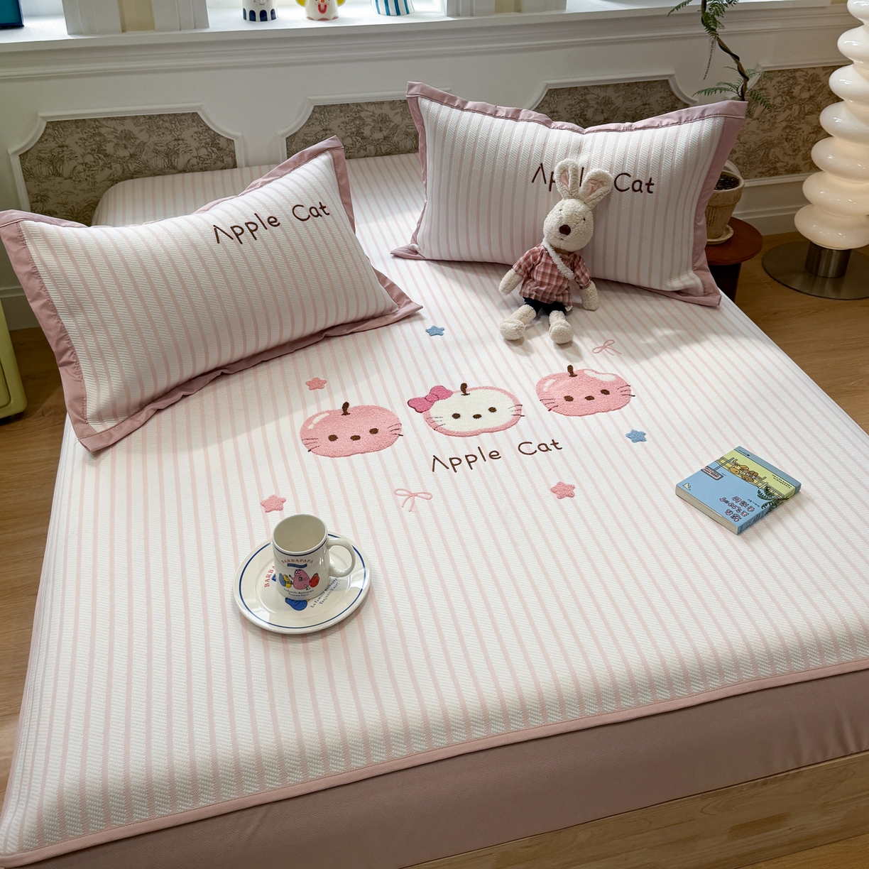 91家纺网 家纺一手货源 找家纺 雅居纺家纺 2026春夏新款PE凉感提花绣花凉席席子 床笠款-粉条苹果猫咪