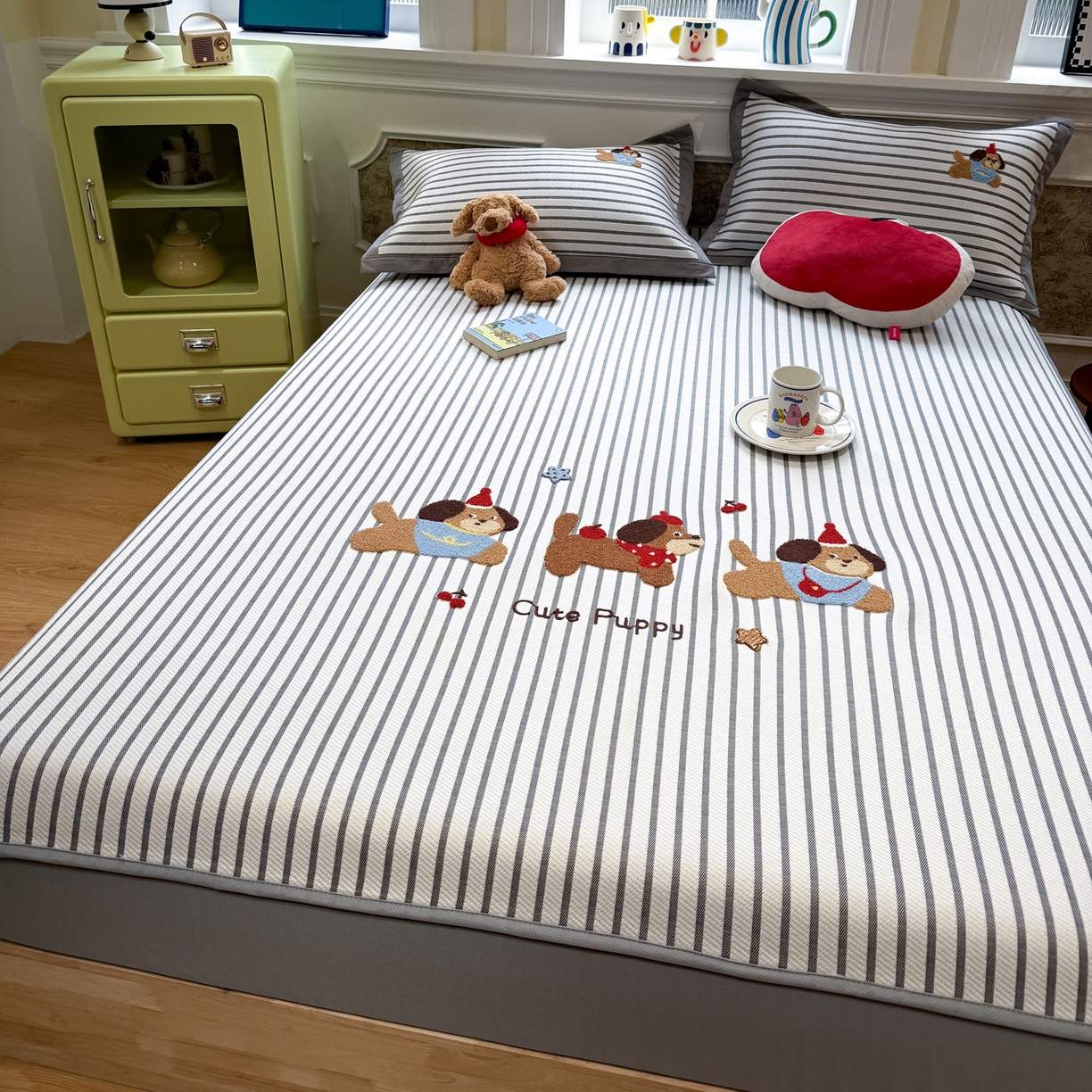 91家纺网 家纺一手货源 找家纺 雅居纺家纺 2026春夏新款PE凉感提花绣花凉席席子 床笠款-灰条开心狗