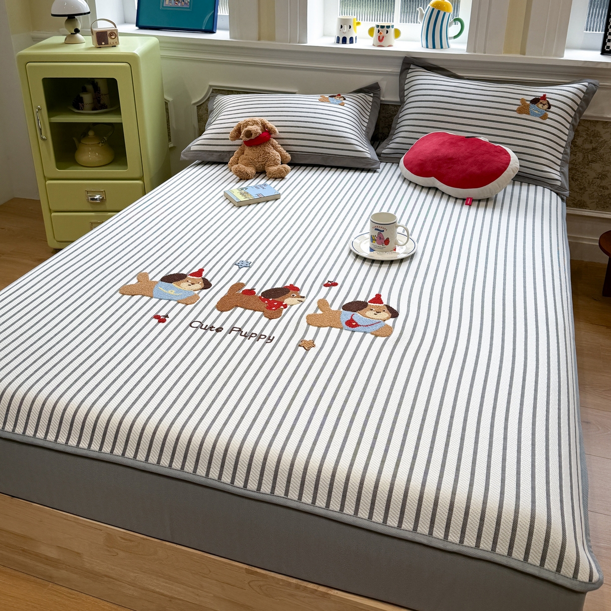 91家纺网 家纺一手货源 找家纺 雅居纺家纺 2026春夏新款PE凉感提花绣花凉席席子 床笠款-灰条开心狗