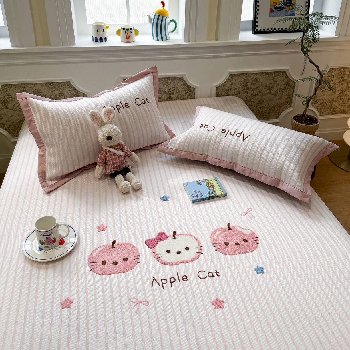 91家纺网 家纺一手货源 找家纺 雅居纺家纺 2026春夏新款PE凉感提花绣花凉席席子 床笠款-粉条苹果猫咪