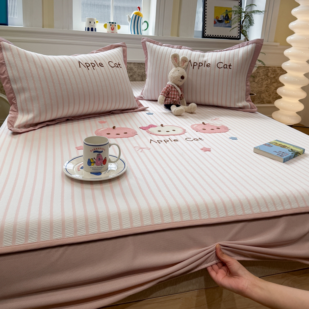 雅居纺家纺 2026春夏新款PE凉感提花绣花凉席席子 床笠款-粉条苹果猫咪