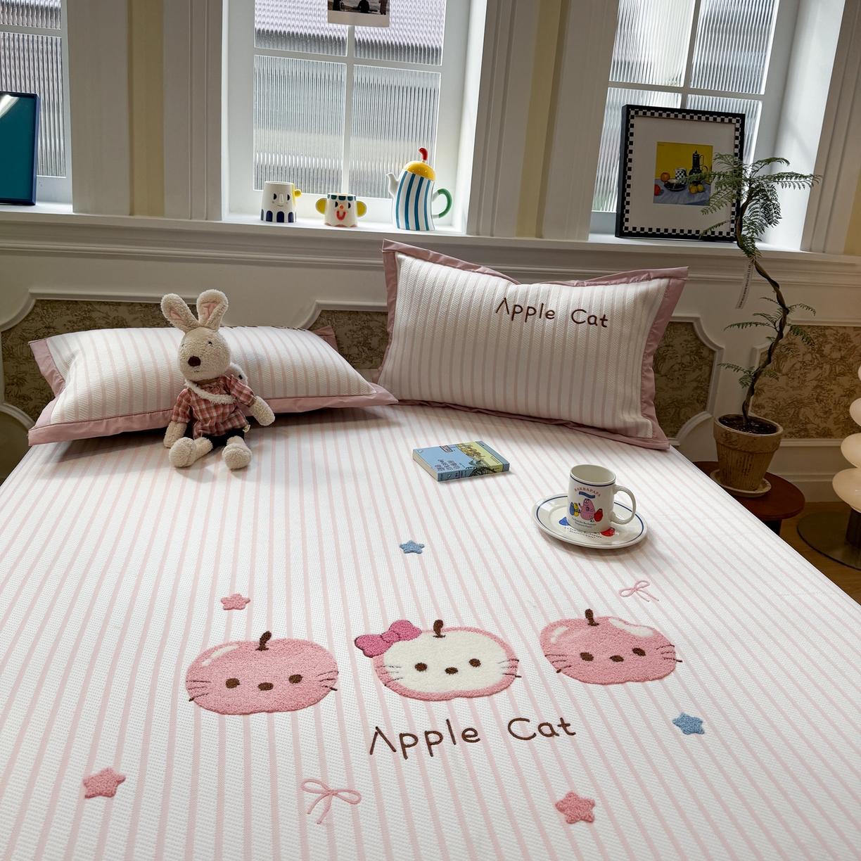 91家纺网 家纺一手货源 找家纺 雅居纺家纺 2026春夏新款PE凉感提花绣花凉席席子 床笠款-粉条苹果猫咪