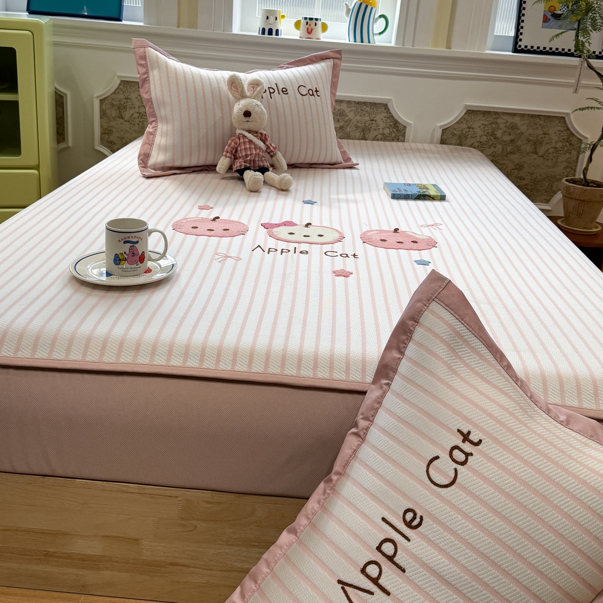 91家纺网 家纺一手货源 找家纺 雅居纺家纺 2026春夏新款PE凉感提花绣花凉席席子 床笠款-粉条苹果猫咪