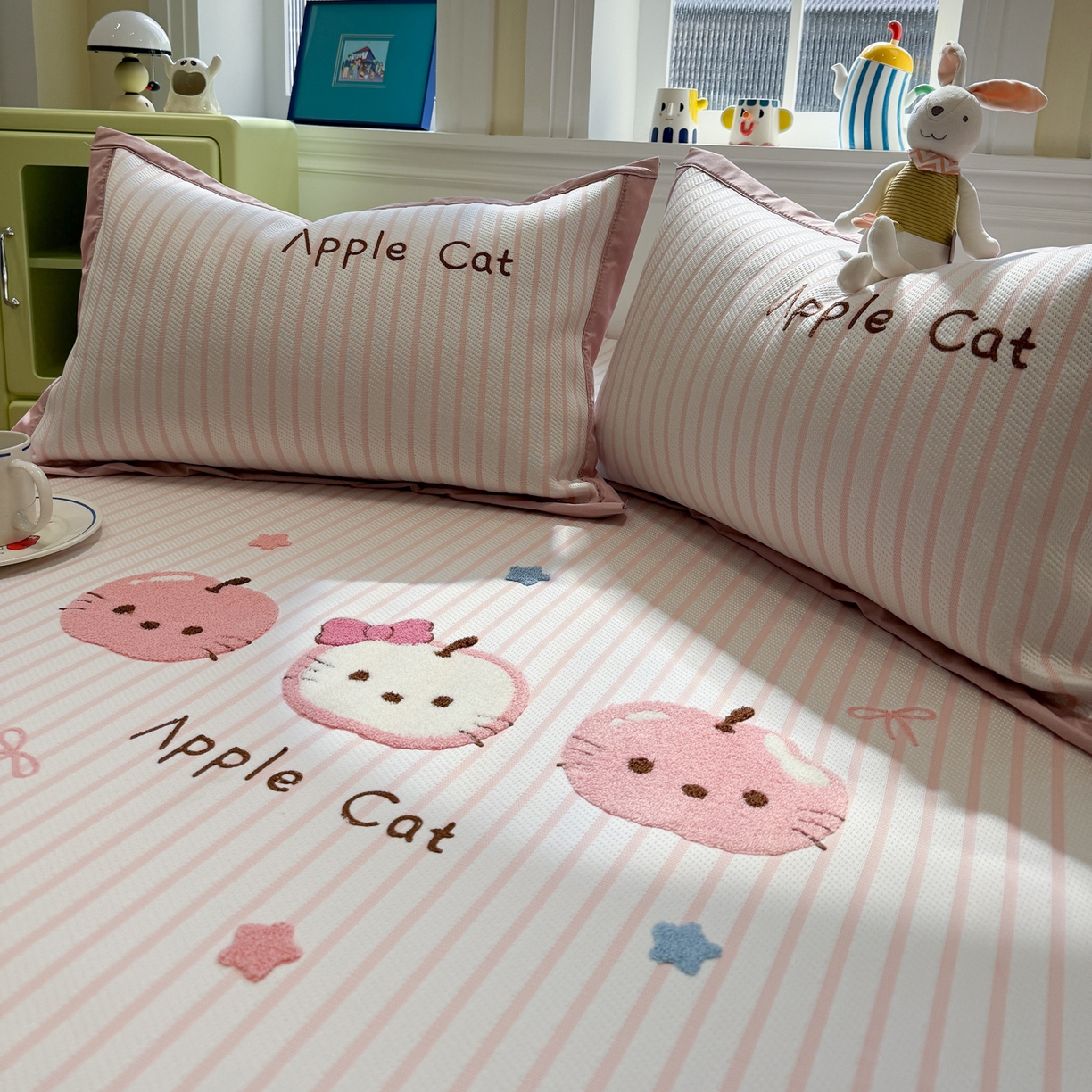 91家纺网 家纺一手货源 找家纺 雅居纺家纺 2026春夏新款PE凉感提花绣花凉席席子 平席-粉条苹果猫咪