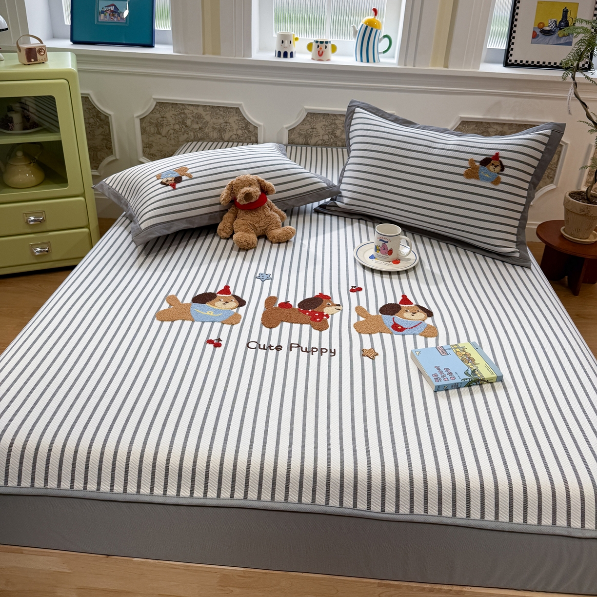 91家纺网 家纺一手货源 找家纺 雅居纺家纺 2026春夏新款PE凉感提花绣花凉席席子 床笠款-灰条开心狗