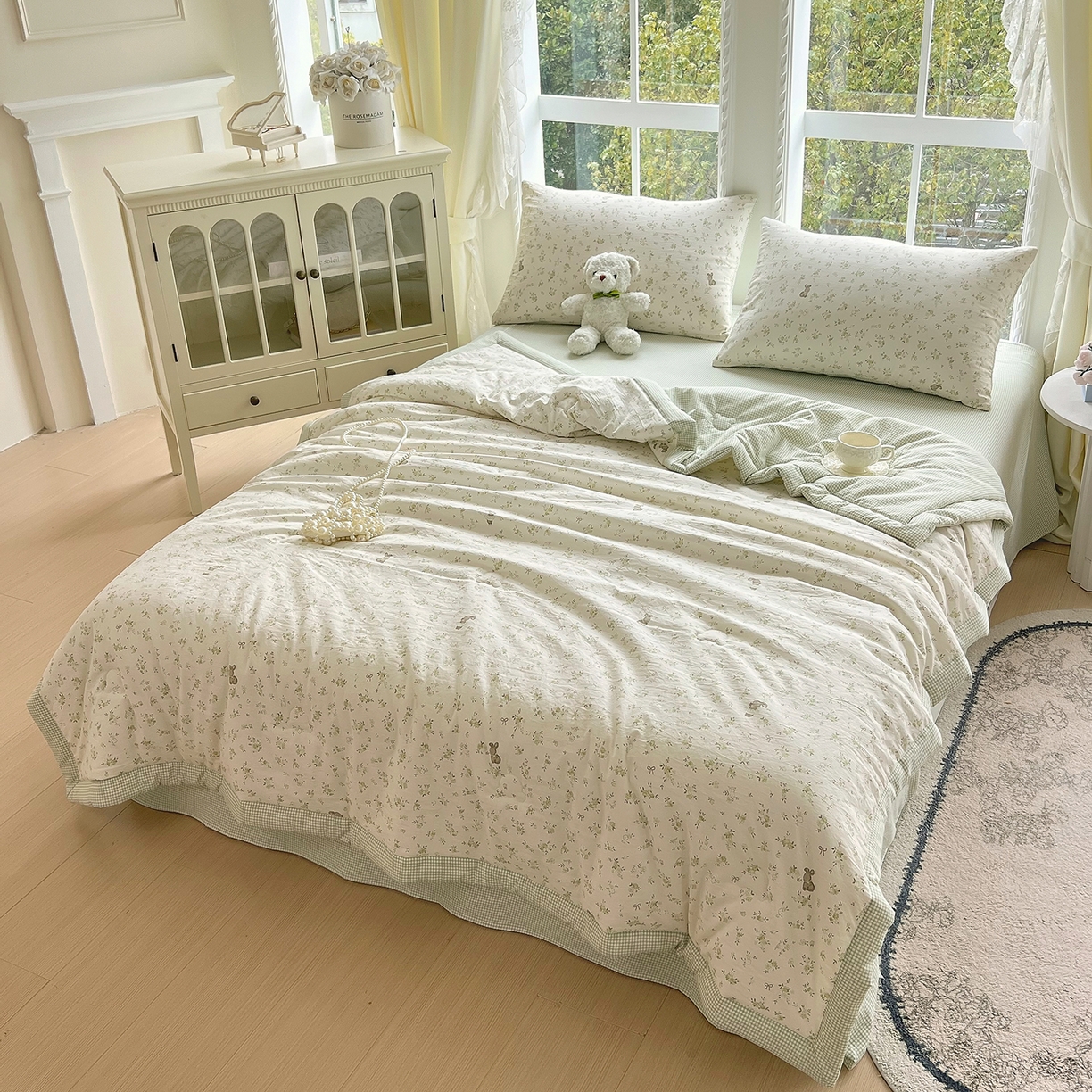 91家纺网 家纺一手货源 找家纺 宝士康家纺 2026新款抗菌亲肤棉田园碎花格子单夏被/夏被四件套 抹茶萌兔