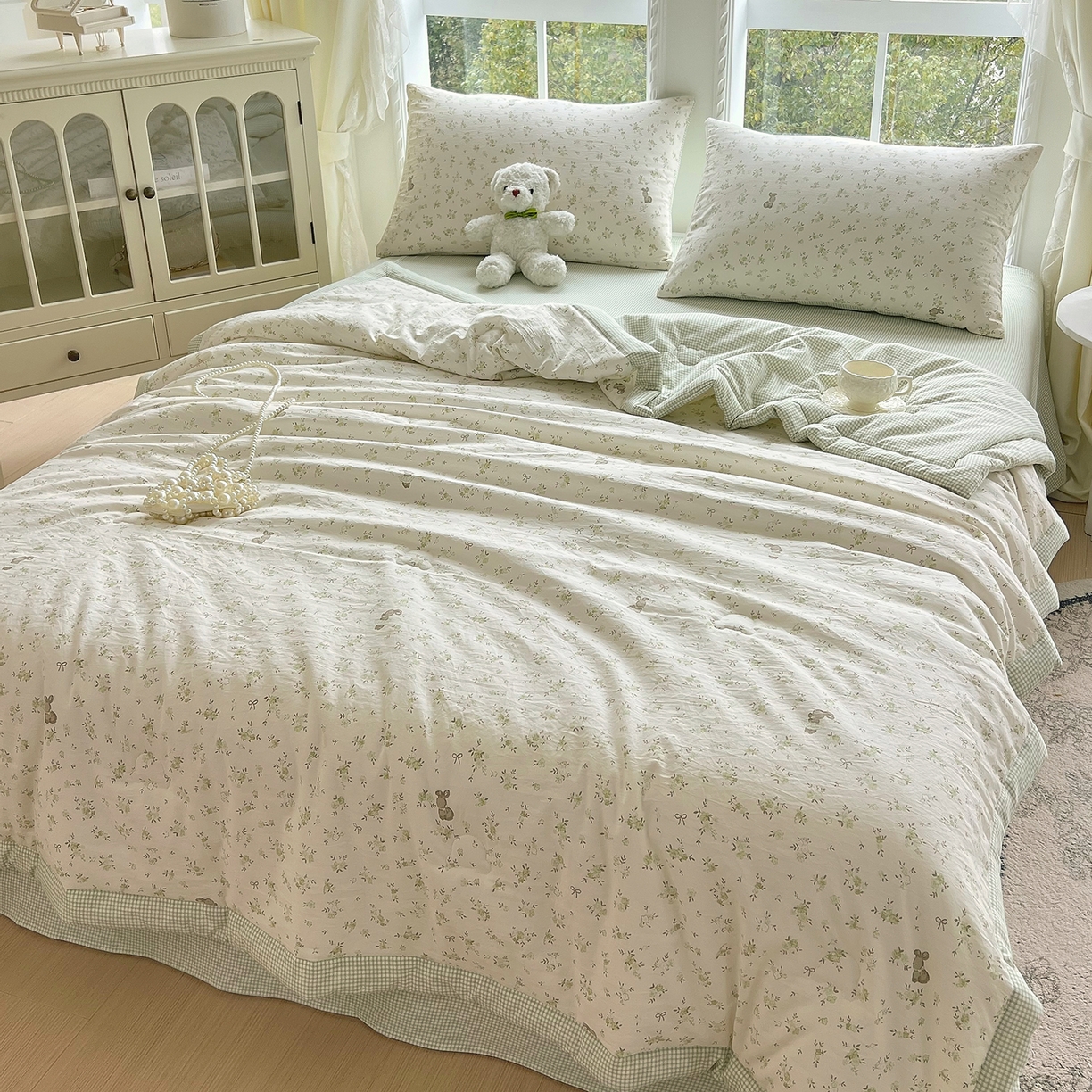 91家纺网 家纺一手货源 找家纺 宝士康家纺 2026新款抗菌亲肤棉田园碎花格子单夏被/夏被四件套 抹茶萌兔