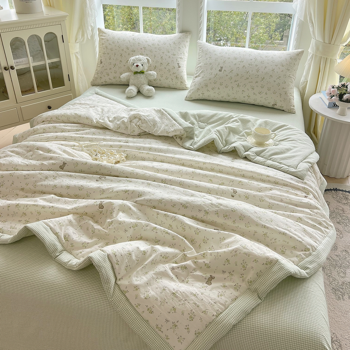 91家纺网 家纺一手货源 找家纺 宝士康家纺 2026新款抗菌亲肤棉田园碎花格子单夏被/夏被四件套 抹茶萌兔