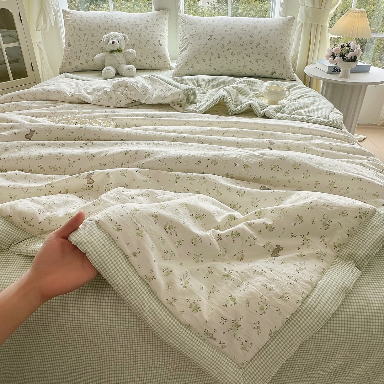 91家纺网 家纺一手货源 找家纺 宝士康家纺 2026新款抗菌亲肤棉田园碎花格子单夏被/夏被四件套 抹茶萌兔